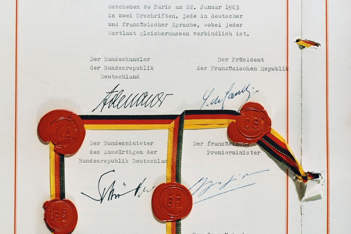 Der "&Eacute;lys&eacute;e-Vertrag" mit Unterschriften und Siegel (Foto: Bundesregierung/Reinecke)