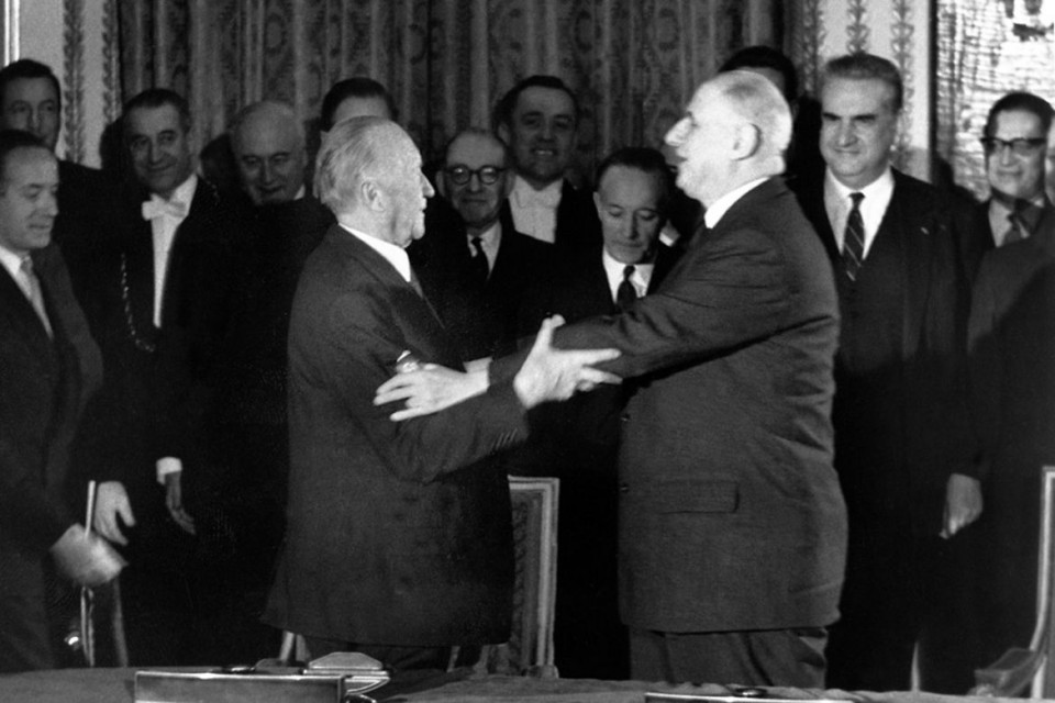 Am 22. Januar 1963, fast 14 Jahre nach Ende des Zweiten Weltkrieges, unterzeichnen Bundeskanzler Adenauer (l.) und Staatspräsident de Gaulle (r.) den Élysée-Vertrag (Foto: Bundesregierung/Schwahn) Am 22. Januar 1963, fast 14 Jahre nach Ende des Zweiten Weltkrieges, unterzeichnen Bundeskanzler Adenauer (l.) und Staatspräsident de Gaulle (r.) den Élysée-Vertrag (Foto: Bundesregierung/Schwahn)