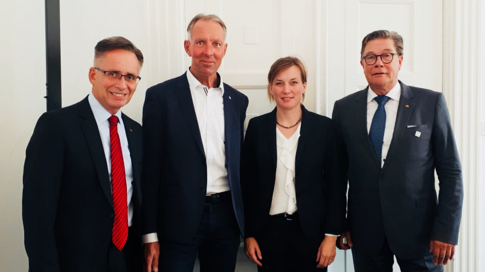 v.l.n.r.: Stv. Vorstandsvorsitzender und Leitender Militärdekan Armin Wenzel, Jens Lehmann MdB, Siemtje Möller MdB, Vorstandsvorsitzender und Generaloberstabsarzt a.D. Dr. Ingo Patschke v.l.n.r.: Stv. Vorstandsvorsitzender und Leitender Militärdekan Armin Wenzel, Jens Lehmann MdB, Siemtje Möller MdB, Vorstandsvorsitzender und Generaloberstabsarzt a.D. Dr. Ingo Patschke