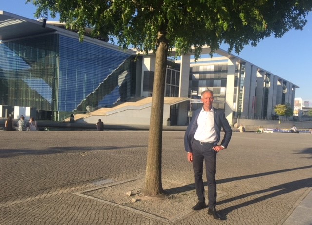 Jens Lehmann MdB vor dem Marie-Elisabeth-Lüders-Haus des Deutschen Bundestages Jens Lehmann MdB vor dem Marie-Elisabeth-Lüders-Haus des Deutschen Bundestages