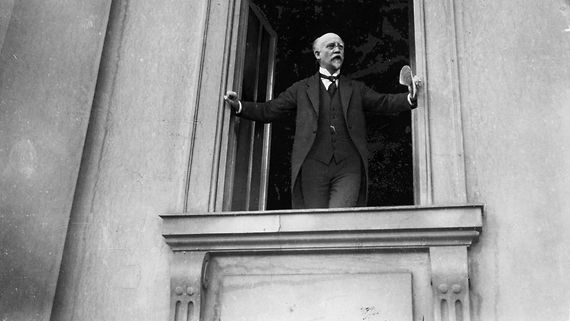 Philipp Scheidemann verkündete am 9. November 1918 die erste deutsche Republik (Foto nachgestellt) @picture-alliance/akg Philipp Scheidemann verkündete am 9. November 1918 die erste deutsche Republik (Foto nachgestellt) @picture-alliance/akg