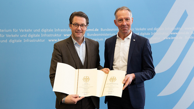 Verkehrsminister Andreas Scheuer (links) und Leipzigs Wahlkreisabgeordneter Jens Lehmann bei der Übergabe der Förderurkunden in der Bibliothek des Bundesministeriums für Verkehr und digitale Infrastruktur in Berlin (© Foto: BMVI / kostenfrei) Verkehrsminister Andreas Scheuer (links) und Leipzigs Wahlkreisabgeordneter Jens Lehmann bei der Übergabe der Förderurkunden in der Bibliothek des Bundesministeriums für Verkehr und digitale Infrastruktur in Berlin (© Foto: BMVI / kostenfrei)